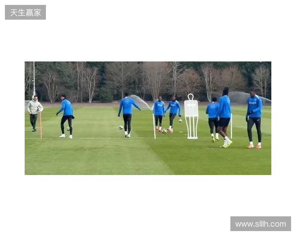 跟队:埃斯特旺参加了切尔西的公开训练,里斯、约恩森缺席 跟队:埃斯特旺参加了切尔西的公开训练,里斯、约恩森缺席